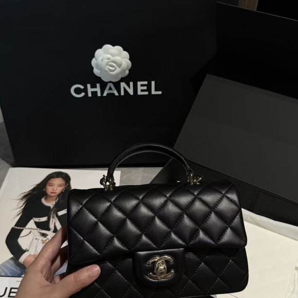 Classic CHANEL Bag: A Stylish and Versatile Choice for Elegance - Picture 1 of 6